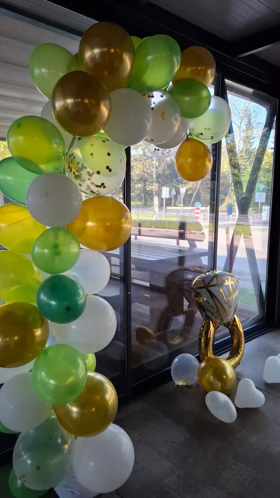 Lok iz zelenih, zlatih in belih balonov