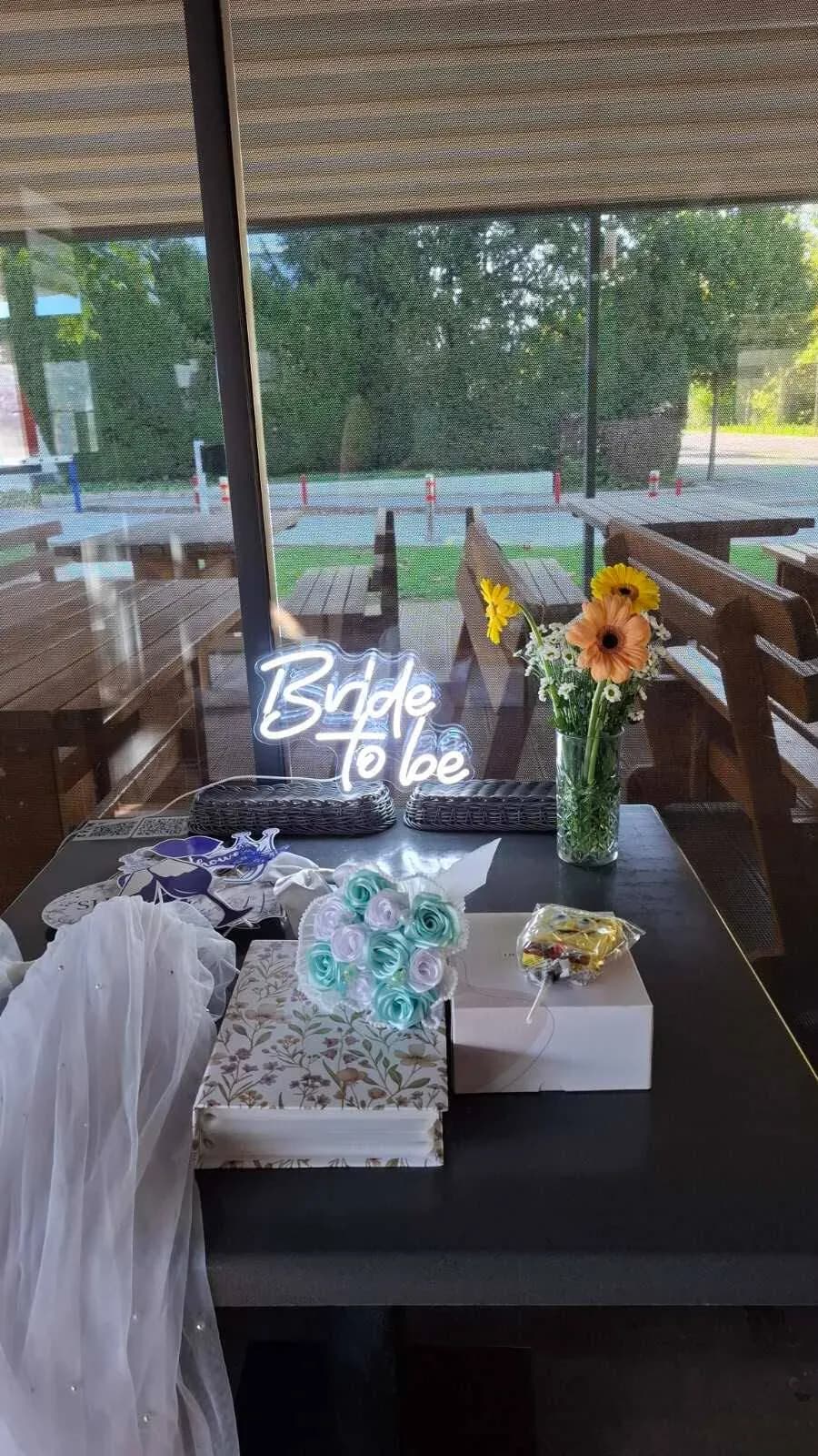 Neonski napis Bride to be in darila na mizi