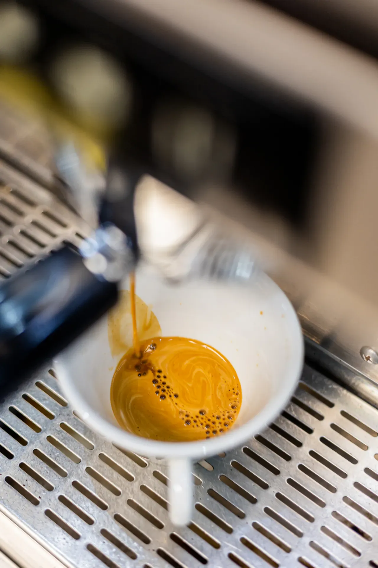Espresso teče iz aparata v skodelico