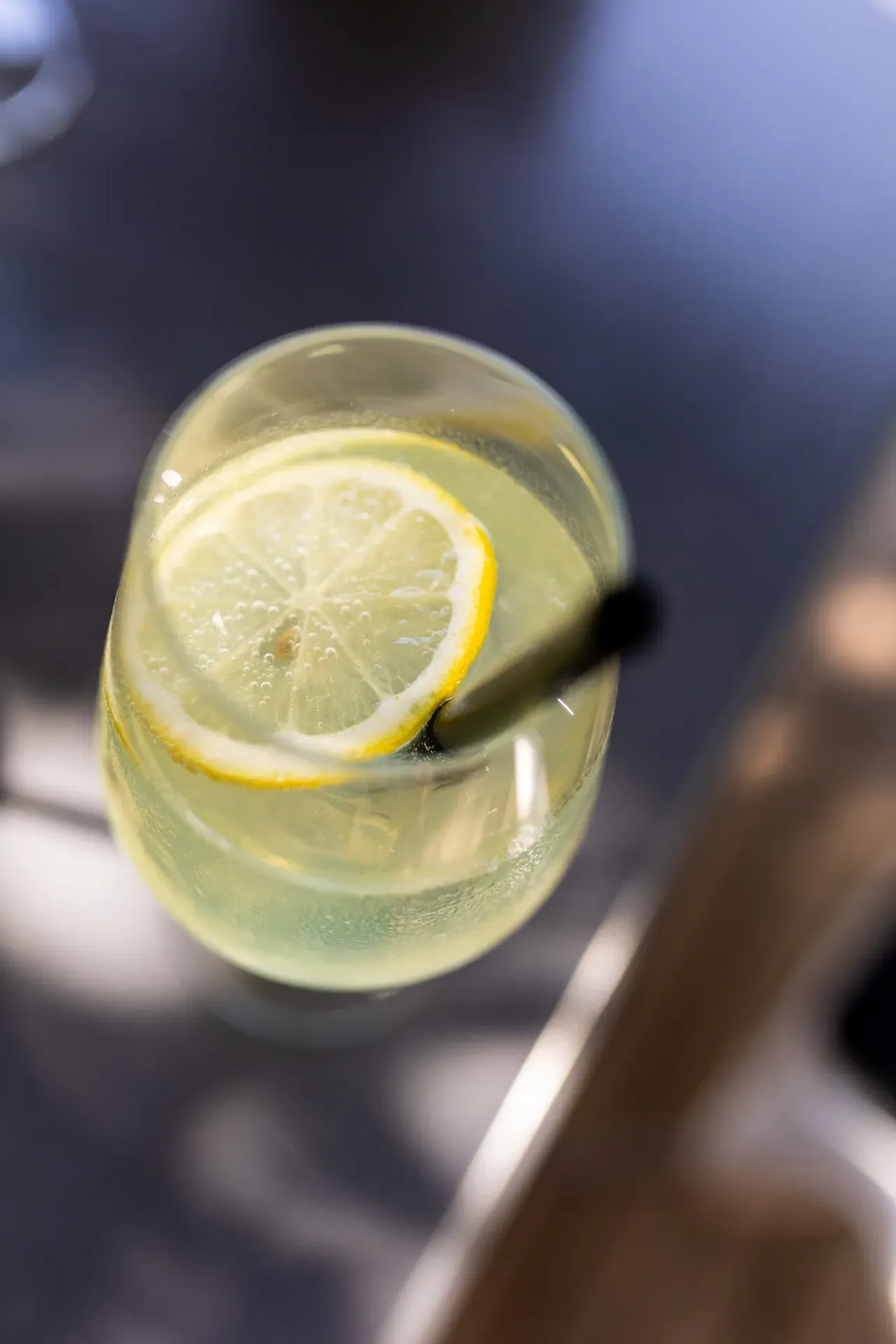 Domača limonada z rezino limone