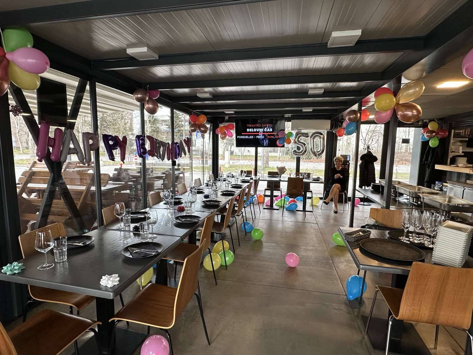 Dolga miza z baloni, pripravljena za rojstni dan v Hotspotu